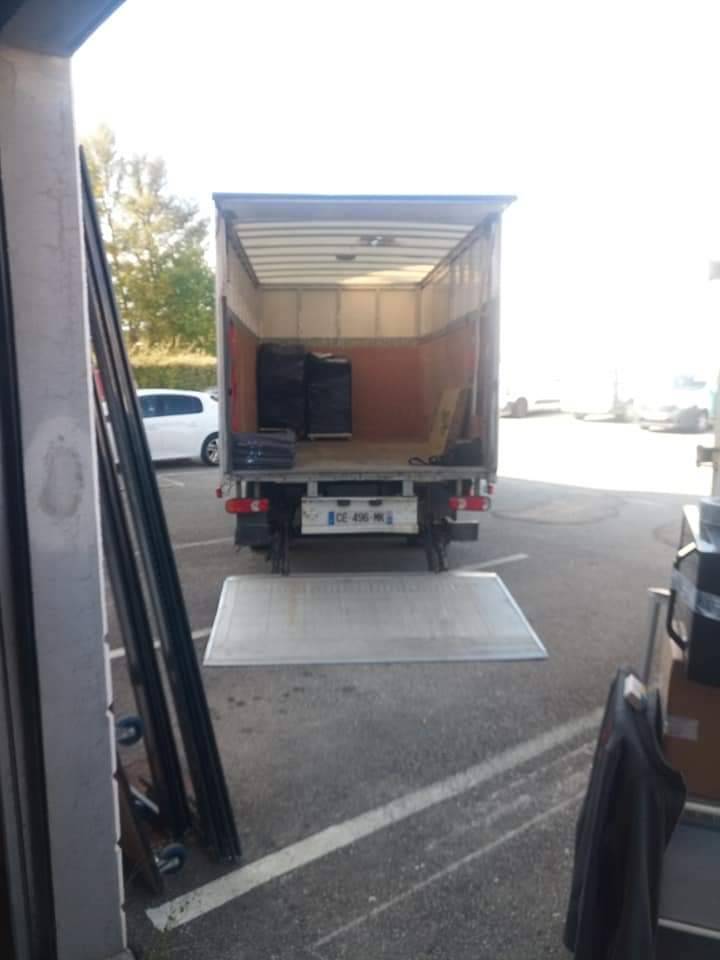 Déménagement de matériels professionnels pour un transfert d'entreprise à Aix en Provence dans les Bouches du Rhône